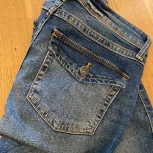 Blå bootcut jeans med ficklock från hm  - Snygga blå jeans med bootcut passform och klassiska fickor med lock och knapp bak. Jeansen har en normal midja och är gjorda i slitstarkt denim med lätt tvättad look. Perfekta för dig som gillar en avslappnad men ändå trendig stil. Säljer då de inte passar länge! Storlek 36