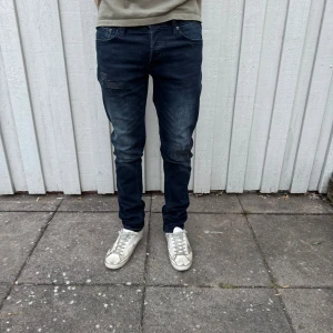 Jack & Jones jeans  - Jack & Jones jeans - Modell: Slim/Glenn - Storlek: W28/L32- skick: 9/10 - Nypris runt 1000kr