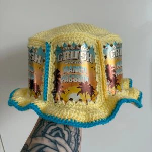 Ciderhatt av sorten ”Halmstad Crush” -  Ciderhatt av sorten ”Halmstad Crush” 🤍 Virkad av mig 🫶🏻  🤍 Priset är EJ diskuterbart, tack för att du visar förståelse för det.   🤍 Vill du ha en annan sort? Jag virkar på beställning, skicka DM här eller på Instagram (@virkningbynadja) vid intresse.