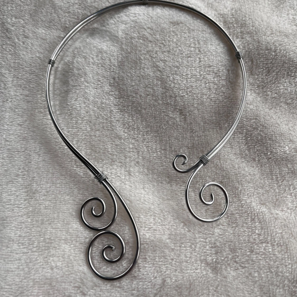 Silvrigt halsband med spiraldesign - 1