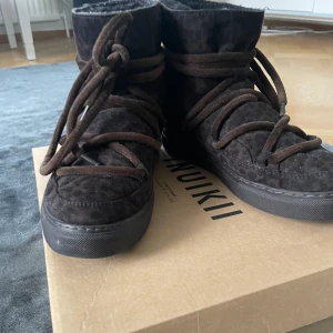 Sällsynta inuikki  - Säljer dessa unika inuikkis i brun färg med leopard mönster som ej går att köpa i Sverige vad jag vet. Strl 38. De är forftarande i jätte bra skick inga defekter, endast använda två vintrar. Väldigt varma och tål vatten. Skickar med ursprungliga boxen och tillbehör. Kom gärna med prisförslag!! 