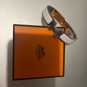 H armband - Sprillansnytt i storlek 19. Skriv för frågor! 