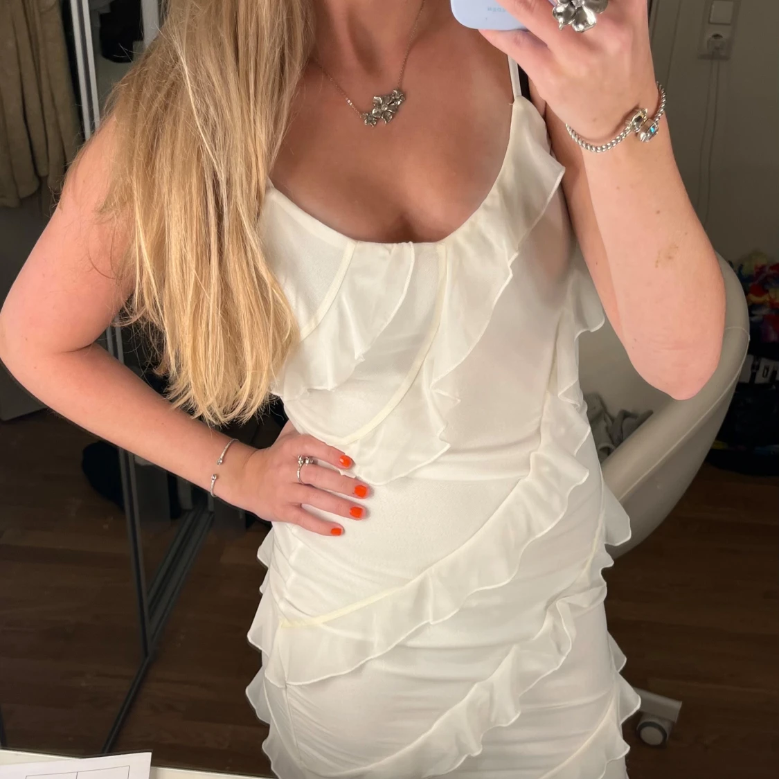 Vit långklänning med volanger