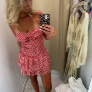 Kort klänning - Supersnygg rosa klänning med resor i midjan och volanger på botten! Köpt på en marknad i Estepona, Marbella. Aldrig använd!💃 Onesize, passar alla storlekar. Jag är 169 och storlek S för referens.