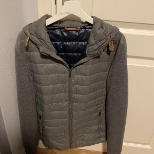 Massimo Dutti cardigan  - MASSIMO DUTTI HYBRID CARDIGAN  Storlek : XL  Passform : Lite mindre som L/M  Användning : Cardiganen är i ett väldigt fint skick utan defekter  Nypris : Cirka 1600