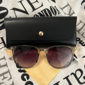 Grå/svarta solglasögon  - Grå/svarta solglasögon aldrig använda då jag har glasögon😀