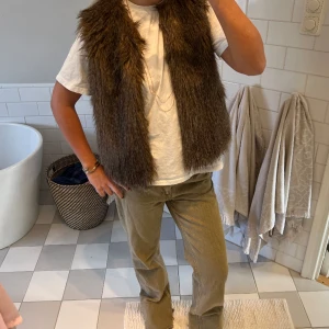 Päls väst - Säljer min otroligt najs o snygga pälsväst!! Så snygg och sitter bra på mig som är S! Den är i strl M/L!