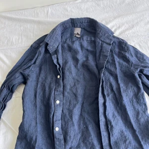 LINNESKJORTA FRÅN H&M - Hejsan 👋🏼  Säljer denna linneskjorta från H&M då jag inte använder den längre, den är använd ett fåtal gånger men den har inga hål eller liknande. Den är skrynklig på bilden men jag stryker den innan jag skickar iväg den till köparen såklart. Om du är intresserad av skjortan så tveka inte på att höra av dig till mig :)  Nypris: 299 💸 