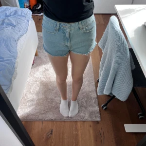 Ljusblå jeansshorts  - Säljer ett par ljusblå jeansshorts. De är lite korta där bak (i min smak) och jag är 163 cm lång. De är medelhöga i midjan. Väldigt fina shorts 🤩 De är använda en gång 