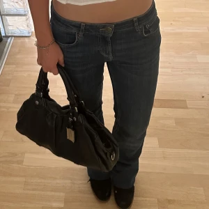 Mörkblå bootcut jeans från Zara  - Såå snygga Zara bootcut jeans! Perfekta till hösten. Skriv för fler bilder❣️jeansen är uppsydda längst ner och passar bra på mig som är 171