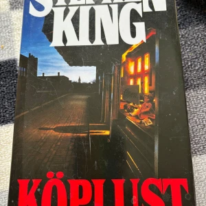 Köplust - En spännande roman av Stephen King där en mystisk butik öppnar i en småstad och förändrar allt. Perfekt för dig som gillar mörka berättelser, mystik och nervkittlande händelser. En bok som fångar dig direkt och passar dig som vill ha något riktigt fängslande.