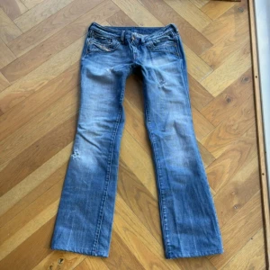 Diesel bootcut jeans  - Snygga blå Diesel bootcut jeans med slitningar och ljus tvätt. Jag köpte de på Vinted men tyvärr var de lite små💕 Innerbenslängd-78 Midjemått tvärsöver - 37 cm