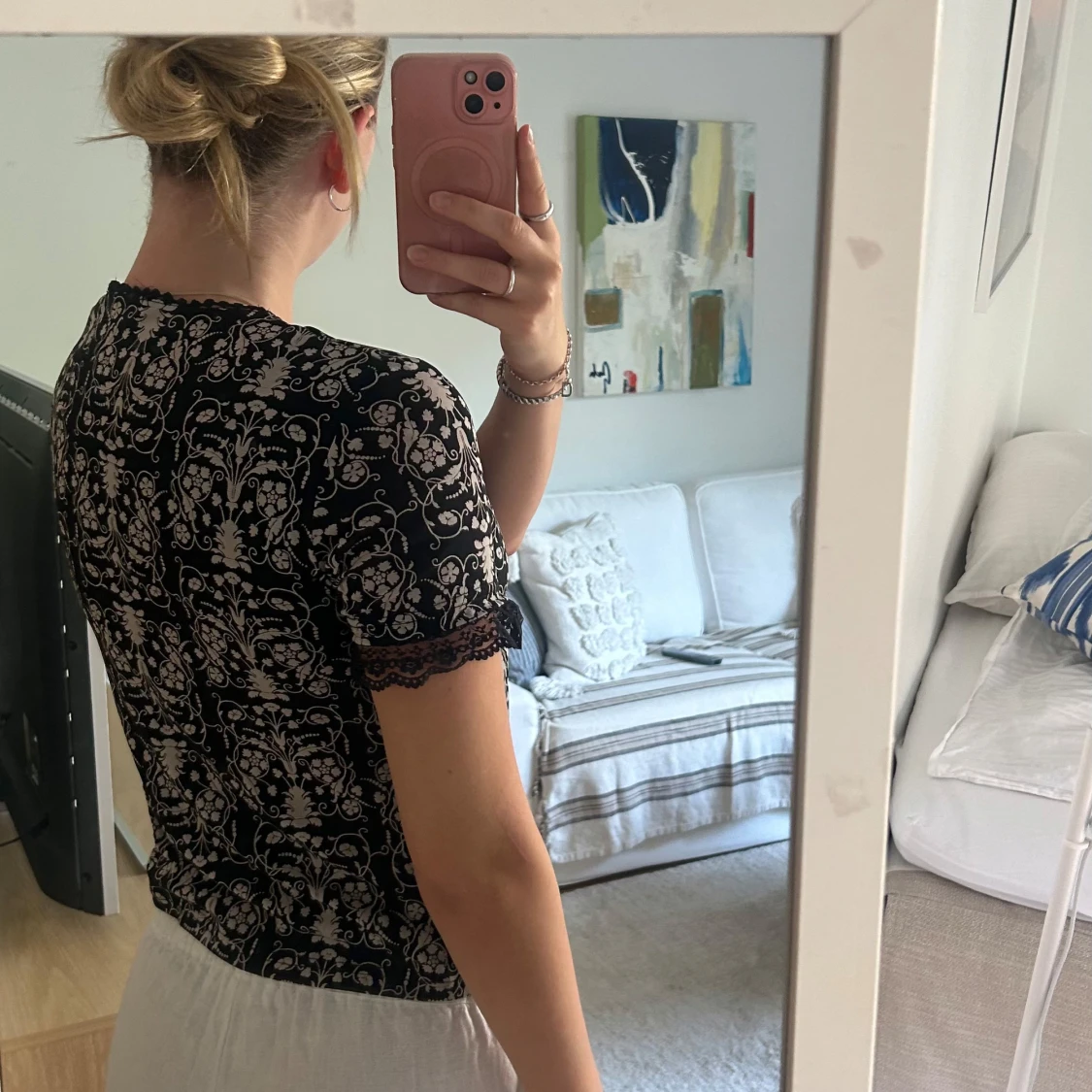 Svart blommig blus från Sanline - 1