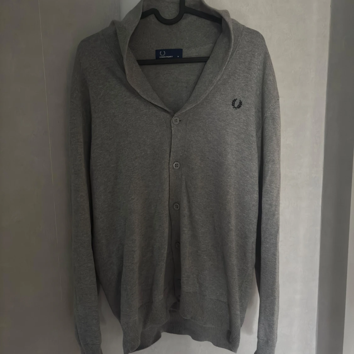 Grå kofta från Fred Perry