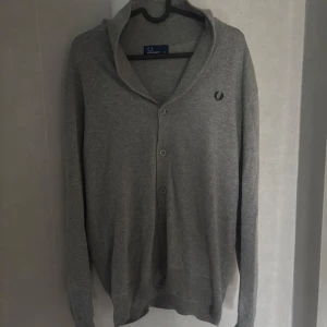 Grå kofta från Fred Perry - Snygg grå kofta från Fred Perry. Storlek M och mycket bra skick! Pris kan diskuteras privat.
