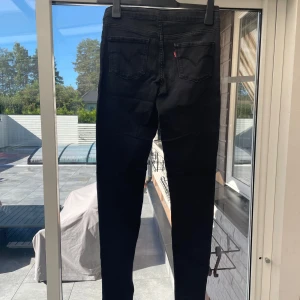 Svarta skinny jeans från Levi's - Svarta skinny jeans från Levis 