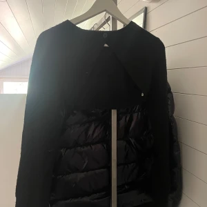 Svart bolero från Gina tricot  - Jätte söt svart stickad  bolero som passar till till allt! En stickad lång armad bolero som är perfekt att styla ett linne eller annan snygg tröja med under! Passar perfekt till jeans och kjol! 
