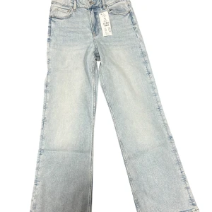 Blåa jeans  - Ljusblå jeans från Perfect Jeans i modellen comfy wide. De har medelhög midja, raka och vida ben samt klassisk femficksdesign. Jeansen är tillverkade i mjuk bomullsdenim och har snyggt tvättad finish för en avslappnad look. Köpt för 499, helt oanvända 