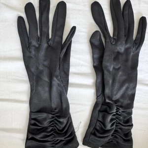 Korta fest handskar - Jättefina korta handskar, perfekt till festligheter, nyskick! One size men små i storlek!