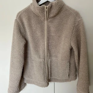 Lager 157 jacka/kofta - Teddy/pilejacka från Lager 157. Storlek L men passar allt från M-XL beroende på hur du vill att den ska sitta. Säljer pga att den inte kommer till användning. Endast testad!🤍