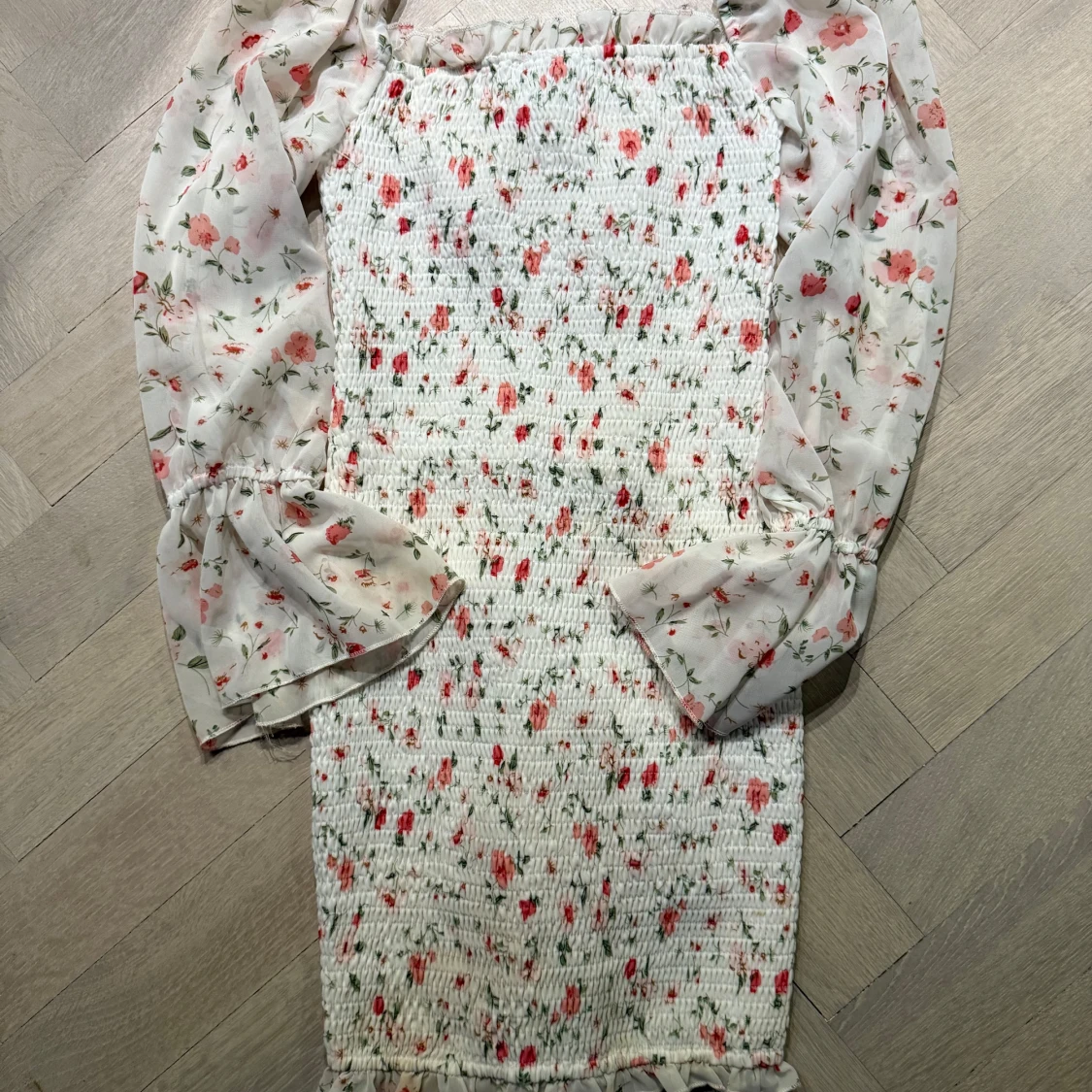 Vit blommig kortklänning med puffärm - 2