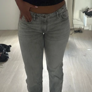 Grå low waist raka jeans från Nelly - Snygga grå jeans från Nelly med raka ben och klassisk femficksmodell. Jeansen har en hög midja och är tillverkade i ett mjukt bomullsmaterial med lite stretch. Perfekta för en chill och trendig look.