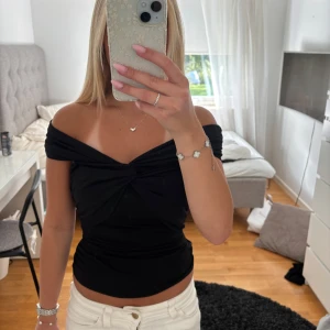 Svart topp från bikbok storlek xs - Säljer denna fina topp då jag inte har användning för den💕