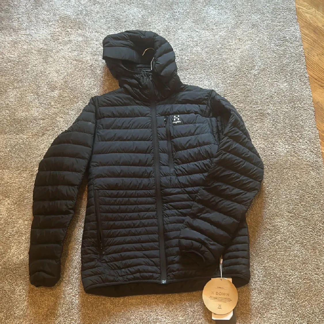 Svart dunjacka med huva från Haglöfs