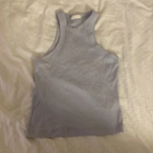 Ljusblå ribbad linnetopp - En baby blå topp jätte