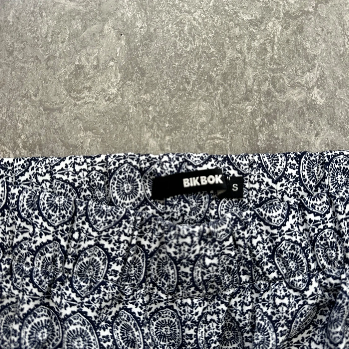 Mönstrade byxor från BikBok - 2