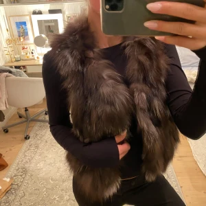 Brun pälsväst  - Mörkbrun pälsväst. Storlek S, mycket bra skick 