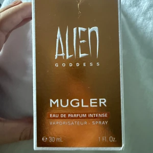 Alien Goddess Intense 30ml från Mugler - Alien Goddess Eau de Parfum Intense från Mugler i 30 ml flaska. Köpt på vinted💕Sprutat ca 10 ggr
