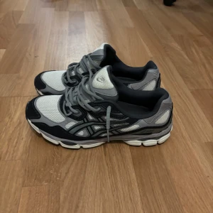 Grå och svarta Asics sneakers - Aldrig använda, säljer pga storleken inte passade mig.