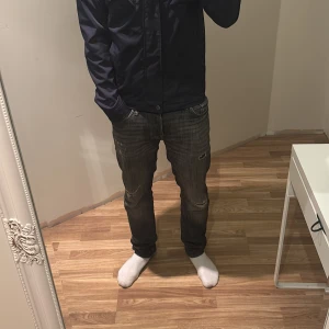 Jeans från Jack & Jones  - Säljer dessa as feta jeansen från Jack & Jones som är sjukt eftertraktade. 