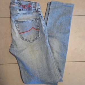 Jacob Cohën W28 - Det är ett näst intill ett helt nytt par jacob cohën jeans i storlek W28 och det passar verkligen allt, säljer då den har blivit för liten! Om ni vill ha ett par jeans som inte många andra har så är dehär det ni ska köpa! Nypris ligger runt ~5000kr~ men säljer för 999kr🍾 Skriv i PM för mer frågor eller bilder!