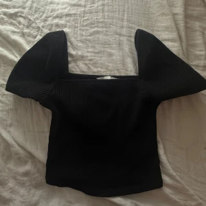 Svart T-shirt med puff ärmar - Från h&m