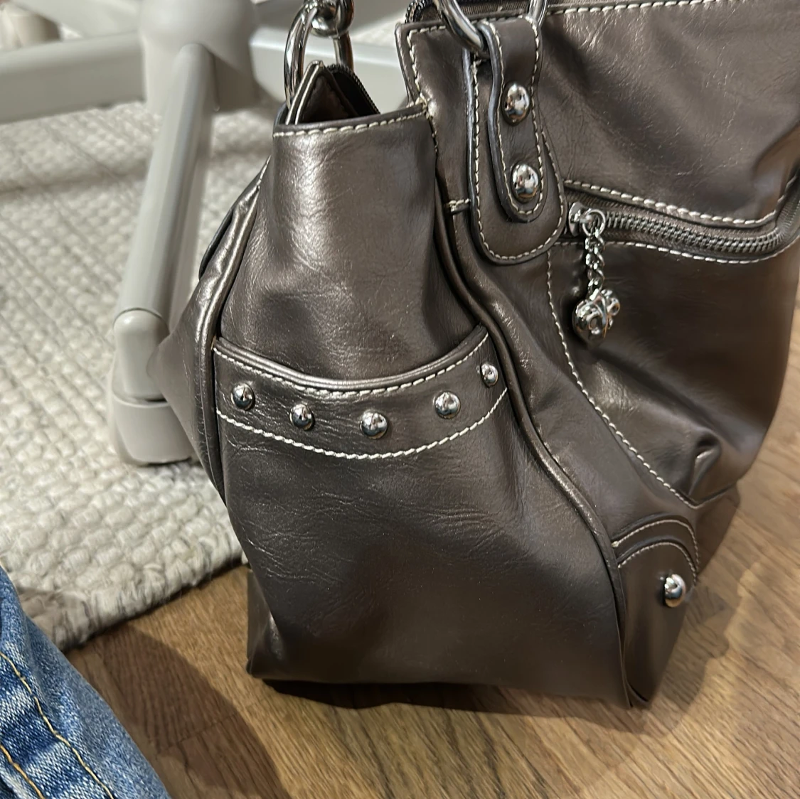 Brun axelväska med hjärtberlocker - 3