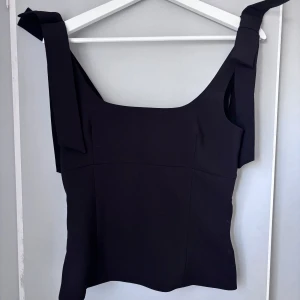 Rosett topp från Zara - Supersöt topp från Zara som aldrig är använd! Skriv till mig innan du köper!💗