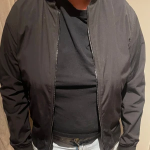 Bomber jacka - snygg bomberjacka ifrån esprit. Gammal men inga defekter, använd fåtal gånger. Säljs pågrund av att den är för liten och kommer inte till användning. Skriv ifall frågor❤️