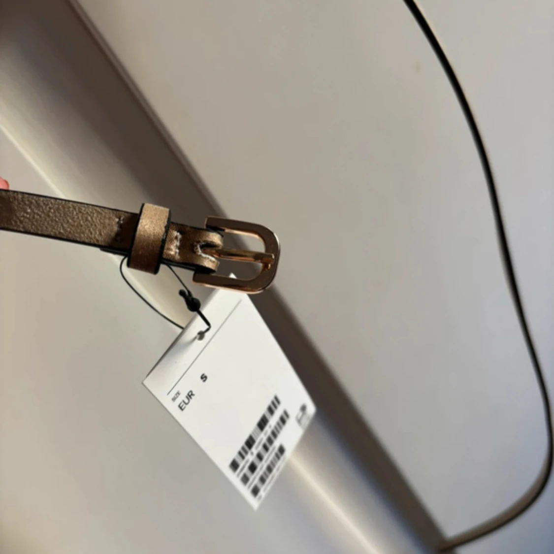 Smalt beige bälte i skinn med guldfärgat spänne - 2