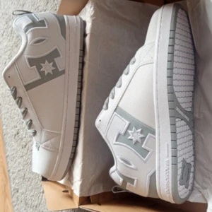 DC Shoes Court Graffik - White and Grey - Helt nya, originalförpackning och etikett finns kvar.  Obs! Har FLERA samma skor i storlek 42.5, 43 och 44. Kontakta mig för fler storlekar eller frågor!