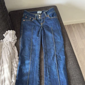 Blå jeansbyxor XXS kort längd - Snygga blå jeansbyxor i storlek XXS med kort längd. De har lågmidja.✨