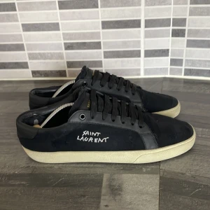 Saint Laurent skor - Svarta sneakers från Saint Laurent, skriv vid intresse och frågor !!!! Allt ingår ✔️bra skick förutom sulan 👍