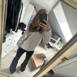 Vit hoodie med dragkedja från H&M - Säljer en enkel och stilren vit hoodie från H&M i storlek XS. Tröjan har dragkedja framtill, huva och fickor på sidorna. Perfekt för en avslappnad look och lätt att matcha med det mesta. Pris kan diskuteras💞 (jeansen som jag har på mig ligger också uppe på min Plick så in och kolla)