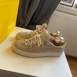 Griåa sneakers från Diemme - Gråa diemme skor i mocka | storlek 42 | skick 9,5/10 enligt min bedömning | box tillkommer | hör av er vid ytterligare funderingar.