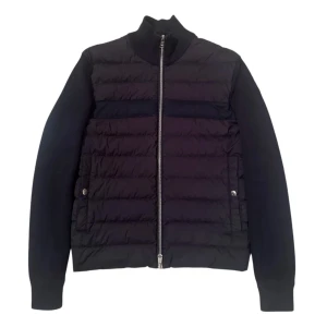 Moncler cardigan  - Moncler black label cardigan. Storlek M skick 9/10 super fint! Pris 4490 inte förhandlingsbart. Finns att köpa på Fashionels.com