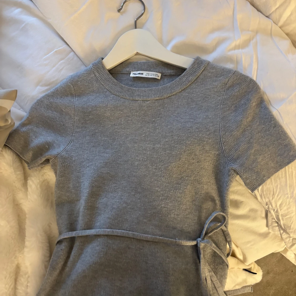 Grå topp med snörning