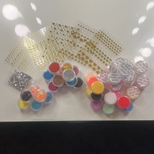 Glitter, pulver färger, små glitter korn, rhinstones och nagel klistermärken! - Säljer små burkar med löst glitter och paljetter i färger som blå, rosa, guld, silver, svart, orange och grönt. Perfekt för att skapa kreativa och färgstarka nail art. Kommer i genomskinliga plastburkar.