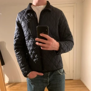 Mörkblå Henri Lloyd Jacka - Säljer denna sjukt snygga jackan från Henri Lloyd⭐️ Färgen är mörkblå och storleken är M✅Jackan har inga defekter och skicket är utomordentligt🙌🤝 Sjukt najs passform och passar perfekt som vår och sommarjacka☀️🙌 Tveka inte på att höra av er dig vid minsta fråga eller fundering😊