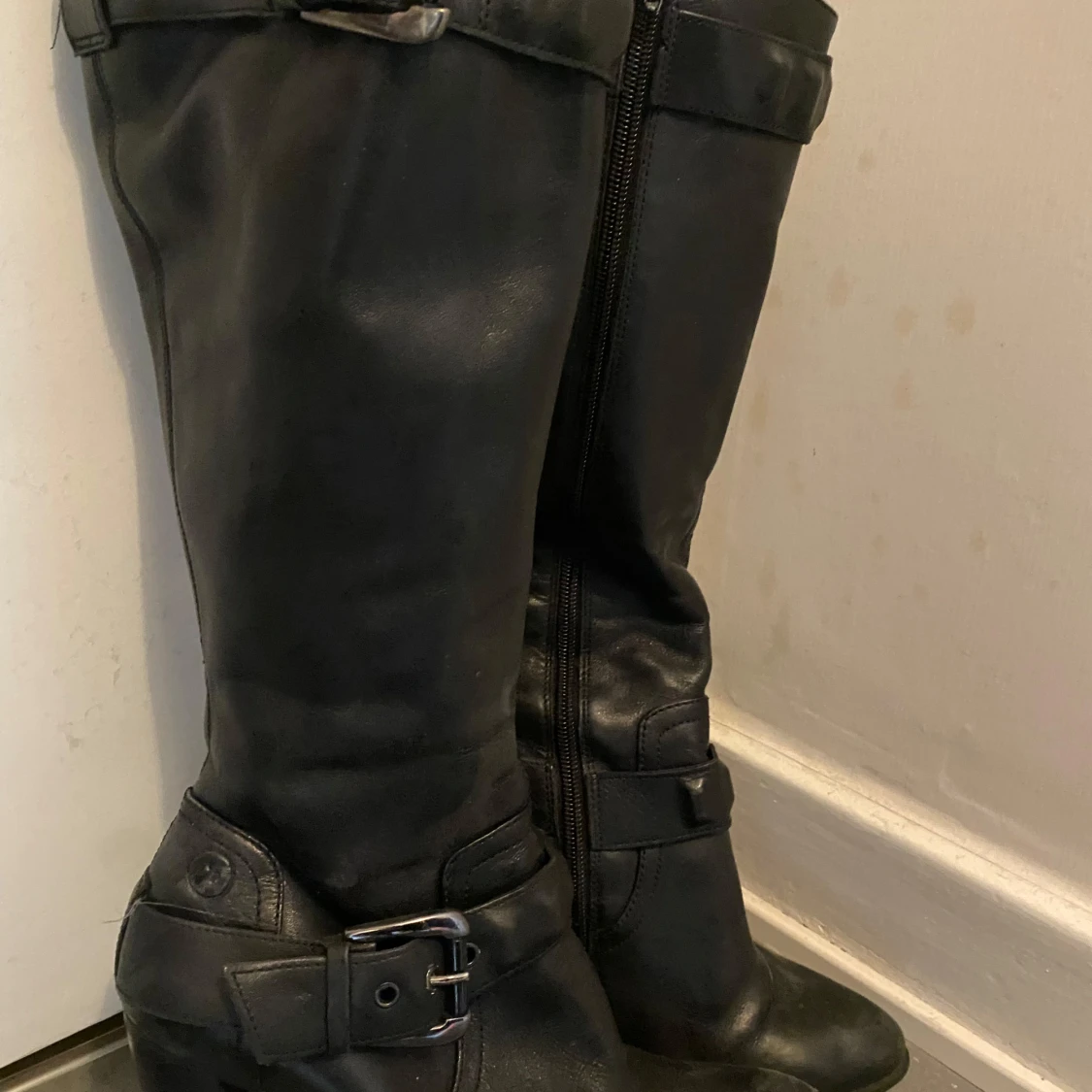 Svarta höga stövlar med spänne - 1